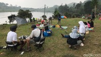 Kemping di sini sangatlah spesial. Sebabnya, bagai berkemah di atas air. Sebab, area wisata ini dikelilingi oleh danau atau situ. Untuk tempat perkemahan dibuka selama 24 ja (Andi Saputra/detikTravel)