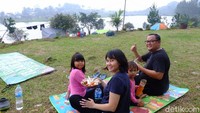 Traveler bisa masak atau membuat api unggun di samping danau. Sambil melihat hamparan langit dan pegunungan yang sempurna, traveler dimanjakan dengan udara sejuk yang bisa berubah menjadi super dingin di kala dini hari. (Andi Saputra/detikTravel)