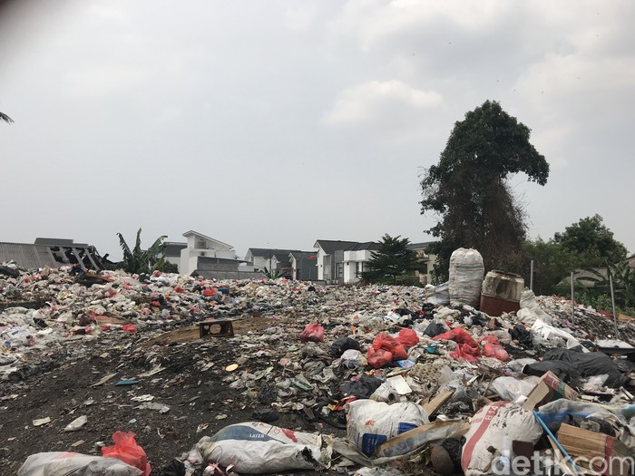 Lahan pembuangan sampah di Gang Sawo, Pondok Betung, Tangerang Selatan, 7 Oktober 2021. (Firda Cynthia Anggrainy Al Djokya/deticom)