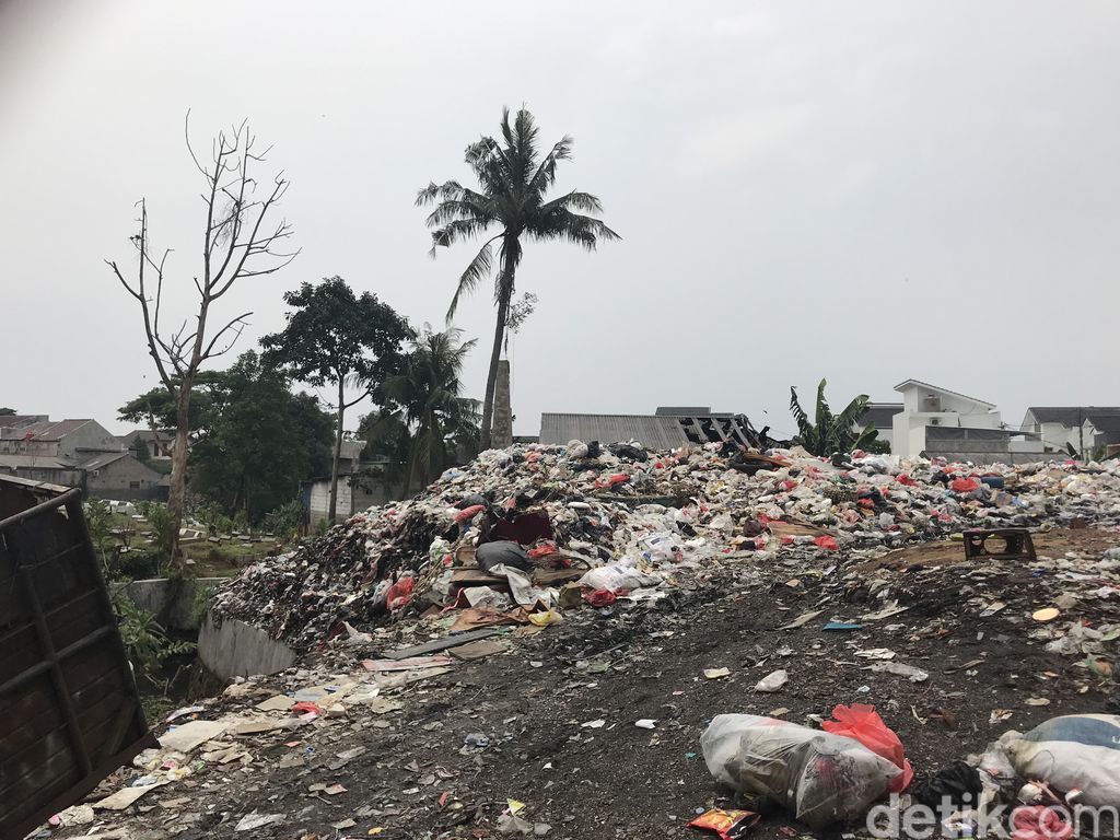 Lahan pembuangan sampah di Gang Sawo, Pondok Betung, Tangerang Selatan, 7 Oktober 2021. (Firda Cynthia Anggrainy Al Djokya/deticom) Lahan pembuangan sampah di Gang Sawo, Pondok Betung, Tangerang Selatan, 7 Oktober 2021. (Firda Cynthia Anggrainy Al Djokya/deticom)