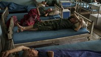 Selama tahun-tahun pemberontakan, Taliban mendapat untung dari perdagangan dengan mengenakan pajak kepada para pedagang, sebuah praktik yang diterapkan pada berbagai industri di daerah-daerah di bawah kendali mereka.