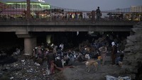 Di bawah jembatan kota Kabul, ratusan tunawisma berkumpul untuk mengonsumsi obat-obatan, sebagian besar heroin dan metamfetamin.  