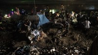Perdagangan opium ilegal terkait dengan ekonomi Afghanistan dan gejolaknya. Petani opium adalah bagian dari konstituen pedesaan yang penting bagi Taliban, dan sebagian besar bergantung pada panen untuk memenuhi kebutuhan.