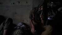Tetapi perang Taliban terhadap narkoba menjadi rumit karena negara itu menghadapi prospek keruntuhan ekonomi dan bencana kemanusiaan yang akan segera terjadi.
