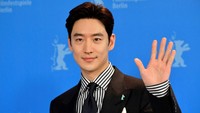 Lee Je Hoon blak-blakan soal tipe pasangan yang diinginkannya untuk jadi teman hidup. Lee Je Hoon berharap bisa dipertemukan dengan sosok yang bisa diajak berbagi cerita juga punya selera musik dan film yang sama. (Foto: AFP/TOBIAS SCHWARZ) 