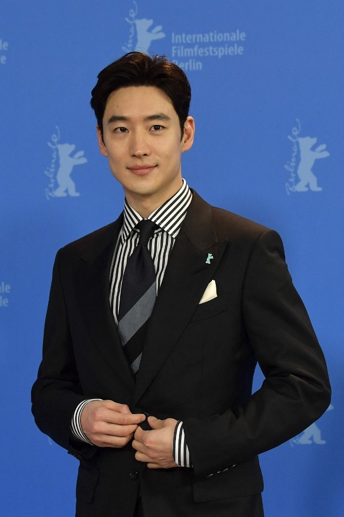 Lee Je Hoon saat menghadiri pemutaran film Time to Hunt di Berlinale Film Festival ke-70 di Berlin.