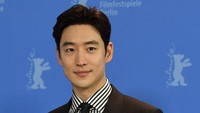 Lee Je Hoon pernah diputusin pacar karena kesibukannya sebagai aktor. Dia bercerita, saat itu pasangannya ingin diperhatikan dan diberi cinta, tapi dia nggak bisa ada di sana buat sang mantan. (Foto: AFP/TOBIAS SCHWARZ) 