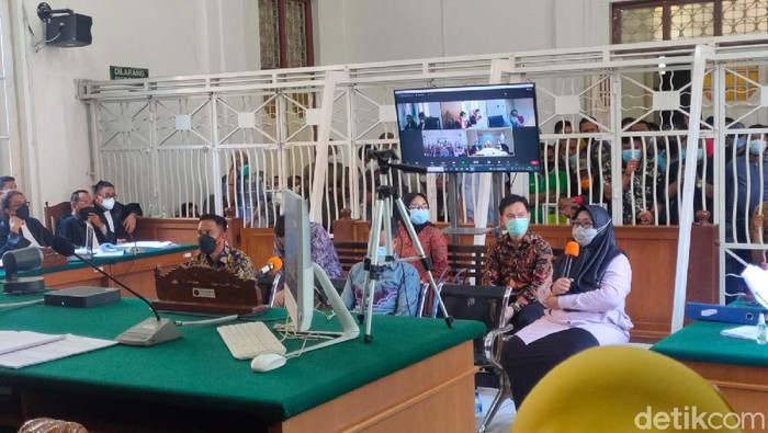Mantan Kabiro Pengadaan Barang dan Jasa Pemprov Sulsel Sari Pudjiastuti (berbaju pink) menjadi saksi kunci di sidang kasus suap Nurdin Abdullah. (Hermawan/detikcom)