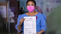Wakil Presiden (Wapres) Filipina, Leni Robredo, yang merupakan musuh bebuyutan Presiden Rodrigo Duterte, hari ini mengumumkan akan mencalonkan diri sebagai presiden. Wanita berumur 56 tahun tersebut menjadi kandidat oposisi terkemuka yang mencalonkan diri untuk pemilihan presiden (pilpres) Filipina tahun 2022 mendatang.