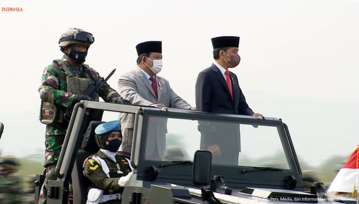 Naik Jip, Jokowi-Prabowo Cek Kesiapan Pasukan Komcad (Foto: Tangkapan layar YouTube Setpres)