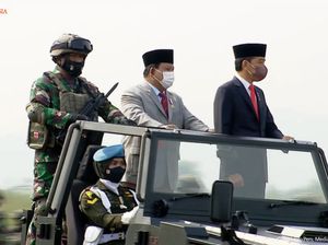 Naik Jip, Jokowi-Prabowo Cek Kesiapan Pasukan Komcad