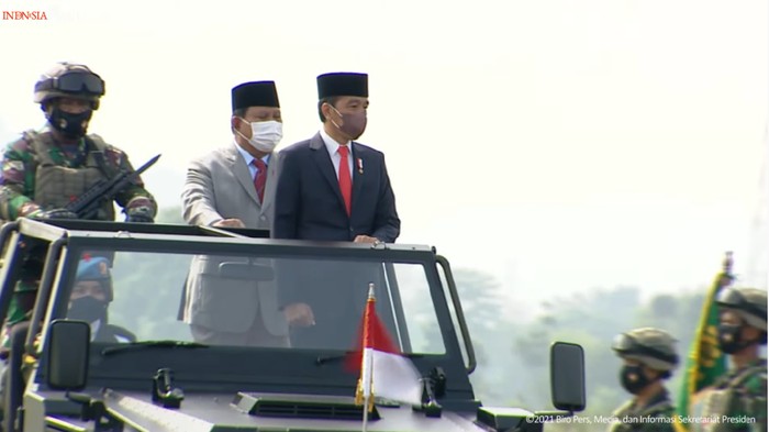 Naik Jip, Jokowi-Prabowo Cek Kesiapan Pasukan Komcad (Foto: Tangkapan layar YouTube Setpres)