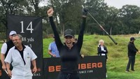 Di sisi lain, baru-baru ini Paige juga pamer kehebatannya di sebuah acara golf amal. Tampil dengan busana lebih tertutup, ia melakukan pukulan hole in one! (Foto: Instagram @_paige.renee)