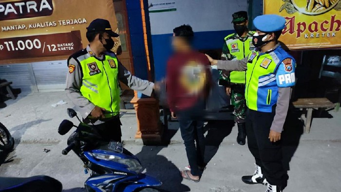 Petugas gabungan patroli skala besar bersama Bojonegoro Kampung Pesilat (BKP). Patroli digelar agar keamanan di Bojonegoro tetap terjaga.