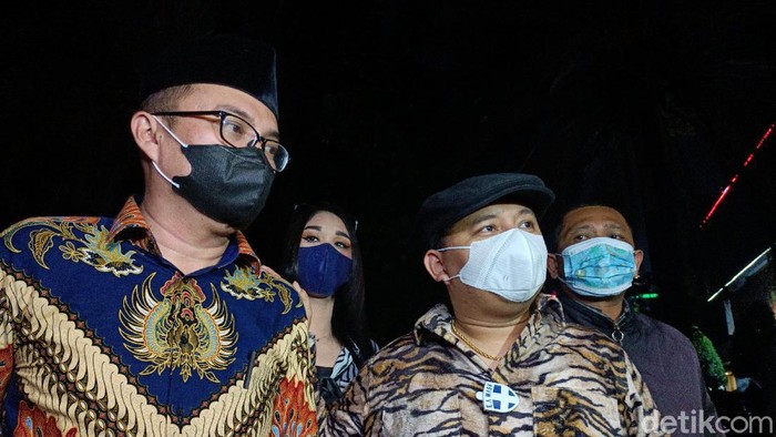Pelapor Rizky Billar dan Lesti Kejora di Polda Metro Jaya (Karin Nur Secha/detikcom)