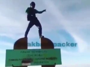Viral! Pendaki Panjat Lalu Joget di Atas Tugu Triangulasi Puncak Merbabu