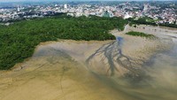 Pemerintah setempat telah melakukan penyedotan lumpur sejak empat tahun lalu.