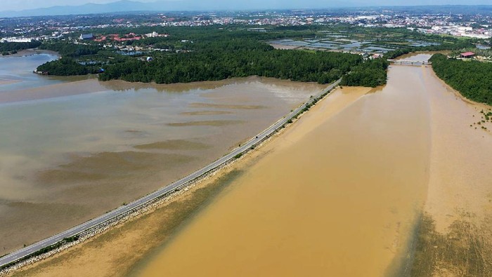 Foto udara kondisi air laut yang keruh akibat material lumpur di Teluk Kendari, Kendari, Sulawesi Tenggara, Kamis (7/10/2021). Pemerintah setempat masih melakukan penyedotan lumpur sejak empat tahun lalu tapi pendangkalan Teluk Kendari belum bisa diatasi dikarenakan volume sampah dan tanah kiriman dari tambang galian C dari daratan terus terjadi dan bertambah. ANTARA FOTO/Jojon/aww.
