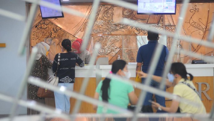 Nasabah PT Bank Tabungan Negara (Persero) Tbk. sedang bertransaksi di salah satu kantor cabang di Jakarta, Kamis (7/10). Sesuai aturan pemerintah terkait pelonggaran Pemberlakuan Pembatasan Kegiatan Masyarakat (PPKM), Bank BTN mengubah jam layanan di jaringan kantor perseroan menjadi pukul 08.00-15.00 WIB. Perubahan tersebut berlaku mulai 6 Oktober 2021 dengan tetap mengutamakan protokol kesehatan. Selain layanan di jaringan kantor, Bank BTN juga menawarkan berbagai kemudahan transaksi bagi nasabahnya melalui elektronik channel seperti mobile banking, internet banking, portal btnproperti.co.id, hingga rumahmurahbtn.co.id.