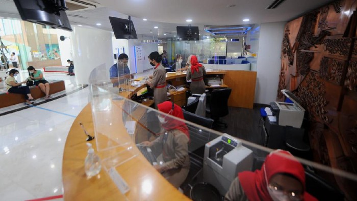 Penyesuaian Jam Layanan Perbankan Nasabah PT Bank Tabungan Negara (Persero) Tbk. sedang bertransaksi di salah satu kantor cabang di Jakarta, Kamis (7/10). Sesuai aturan pemerintah terkait pelonggaran Pemberlakuan Pembatasan Kegiatan Masyarakat (PPKM), Bank BTN mengubah jam layanan di jaringan kantor perseroan menjadi pukul 08.00-15.00 WIB. Perubahan tersebut berlaku mulai 6 Oktober 2021 dengan tetap mengutamakan protokol kesehatan. Selain layanan di jaringan kantor, Bank BTN juga menawarkan berbagai kemudahan transaksi bagi nasabahnya melalui elektronik channel seperti mobile banking, internet banking, portal btnproperti.co.id, hingga rumahmurahbtn.co.id.