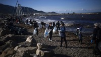 Tak hanya jalanan, pantai pun penuh dengan sampah.  
