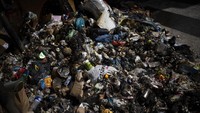 Aksi mogok kerja petugas kebersihan ini mengakibatkan sampah menumpuk di sejumlah ruas jalanan Prancis.  