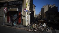 Sampah yang dibakar terlihat di sudut jalan Marseille, Prancis selatan, Rabu (6/10/2021).  