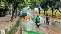 Semburan air dari pipa bocor meluber hingga ke depan Atmajaya. Pengendara harus berhati-hati saat meintas (Karin Nur Secha/detikcom)