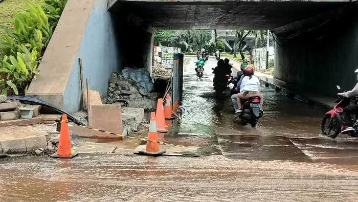 Pipa air bocor di Jalan Jenderal Sudirman menimbulkan genangan air