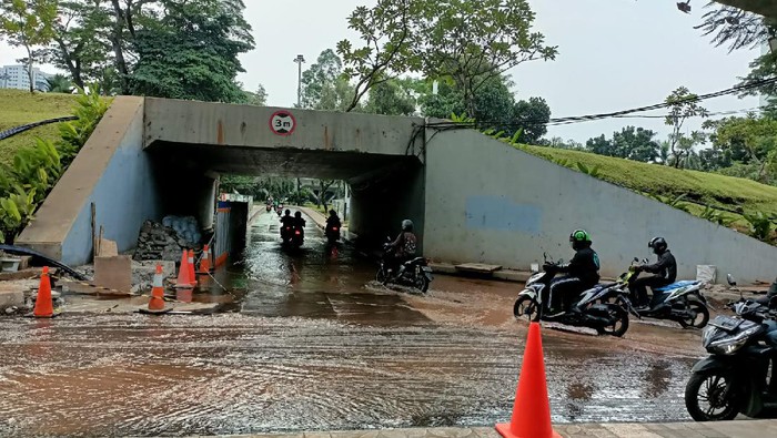 Pipa air bocor di Jalan Jenderal Sudirman menimbulkan genangan air Pipa air bocor di Jalan Jenderal Sudirman menimbulkan genangan air