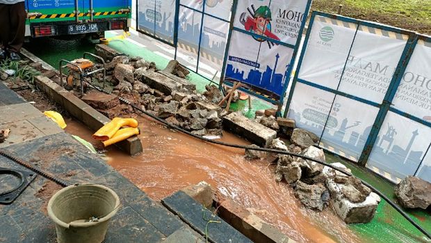 Pipa air bocor di Jalan Jenderal Sudirman menimbulkan genangan air