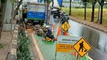 Penampakan Pipa Bocor Bikin Genangan Air di Jl Sudirman