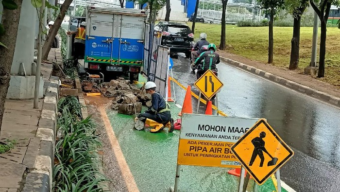 Pipa air bocor di Jalan Jenderal Sudirman menimbulkan genangan air Pipa air bocor di Jalan Jenderal Sudirman menimbulkan genangan air