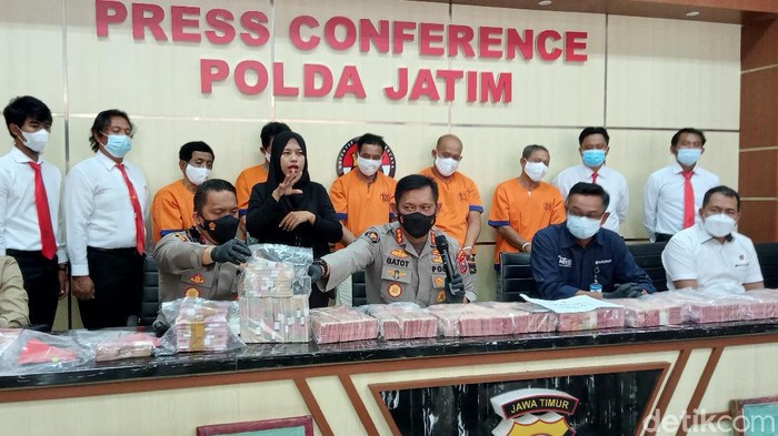 Kasus pembuatan uang palsu di Jatim terungkap. Lima tersangka dan uang palsu Rp 3,7 miliar diamankan.