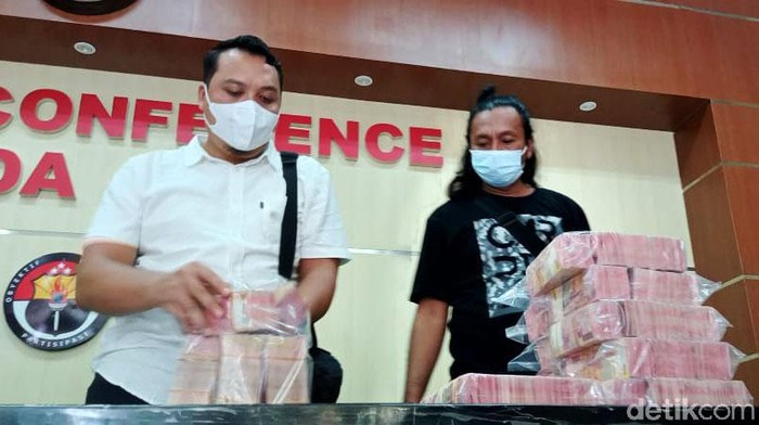 Polisi Amankan Uang Palsu Rp 3,7 Miliar dari Produsen di Jatim Kasus pembuatan uang palsu di Jatim terungkap. Lima tersangka dan uang palsu Rp 3,7 miliar diamankan.