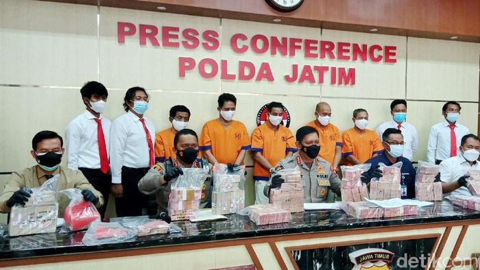 Polisi Amankan Uang Palsu Rp 3,7 Miliar dari Produsen di Jatim Kasus pembuatan uang palsu di Jatim terungkap. Lima tersangka dan uang palsu Rp 3,7 miliar diamankan.