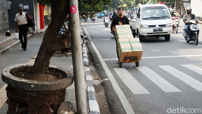 Pot Tanaman di Jalan Dewi Sartika Bandung Dibiarkan Rusak Sejumlah pot tanaman yang berada di pedestarian Jalan Dewi Sartika Kota Bandung dibiarkan rusak, Kamis (7/10/2021).