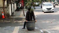 Ada juga pot tanaman yang diduduki oleh warga.