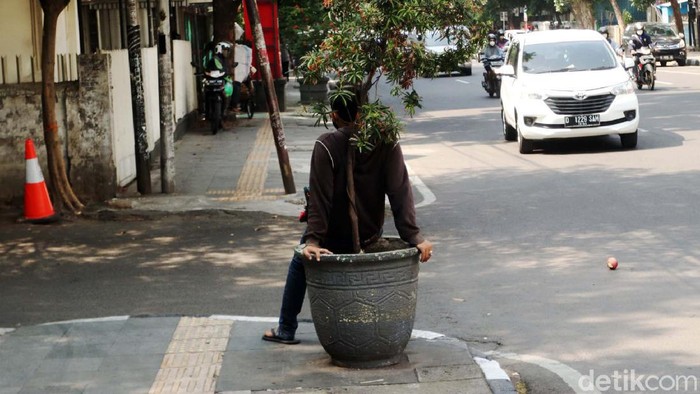 Pot Tanaman di Jalan Dewi Sartika Bandung Dibiarkan Rusak Sejumlah pot tanaman yang berada di pedestarian Jalan Dewi Sartika Kota Bandung dibiarkan rusak, Kamis (7/10/2021).