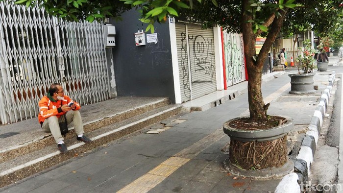 Pot Tanaman di Jalan Dewi Sartika Bandung Dibiarkan Rusak Sejumlah pot tanaman yang berada di pedestarian Jalan Dewi Sartika Kota Bandung dibiarkan rusak, Kamis (7/10/2021).