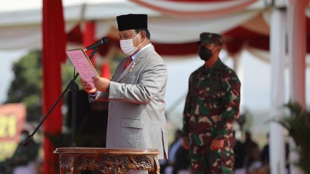 Presiden RI, Jokowi bersama menteri Pertahanan (menhan) Pabowo Subanto di Upacara Penetapan Komponen Cadangan Tahun 2021, Pusdiklatpassus, Bandung Barat, 7 Oktober 2021. (Tim Dokumentasi Menhan Prabowo Subianto) Presiden RI, Jokowi bersama menteri Pertahanan (menhan) Pabowo Subanto di Upacara Penetapan Komponen Cadangan Tahun 2021, Pusdiklatpassus, Bandung Barat, 7 Oktober 2021. (Tim Dokumentasi Menhan Prabowo Subianto)