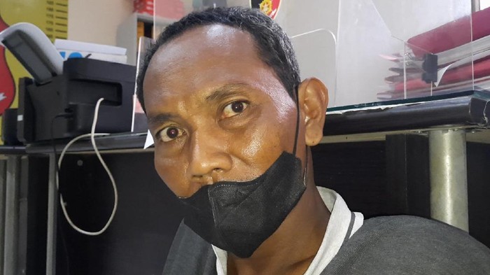 Pria berhelm hitam diduga pembacok warga di Palembang saat ditangkap polisi (M Syahbana-detikcom)
