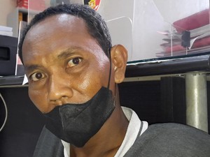 Detik-detik Pria Berhelm Hitam Bacok Warga Gegara Kesal Istri Dibawa Lari