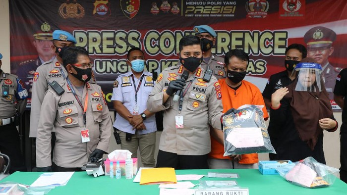 Pria ngaku pensiunan jenderal ditangkap.