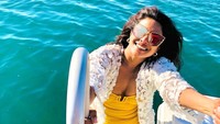 Priyanka Chopra sedang menikmati liburannya di Spanyol. Foto: Instagram Priyanka Chopra