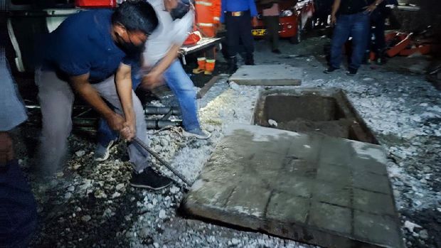 Proses evakuasi korban meninggal diduga keracunan di gorong-gorong Kota Tangerang.