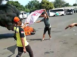 Sopir Elf di Cianjur Mogok Beroperasi-Bakar Ban, Tuntut Travel Gelap Ditindak