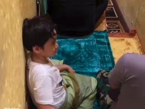 Masyaallah... Rafathar Terciduk Salat Bareng Asisten Rumah Tangga