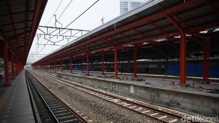 Rampung Akhir Tahun, Revitalisasi Stasiun Bekasi Terus Dikebut Progres revitalisasi Stasiun Bekasi ditargetkan selesai akhir tahun 2021. Proses pekerjaan pun terus dikebut. Begini foto-foto terkininya!