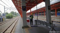 Dengan empat peron tersebut, Stasiun Bekasi bakal memiliki delapan jalur, yakni tiga jalur KRL Commuter Line, tiga jalur kereta api jarak jauh (KAJJ), satu jalur yang dipakai bersama antara KRL dan KAJJ. Sisanya satu jalur akan digunakan sebagai stabling atau parkir kereta.